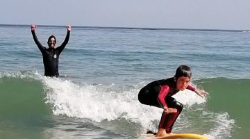 Giulio debout sur vague bleue